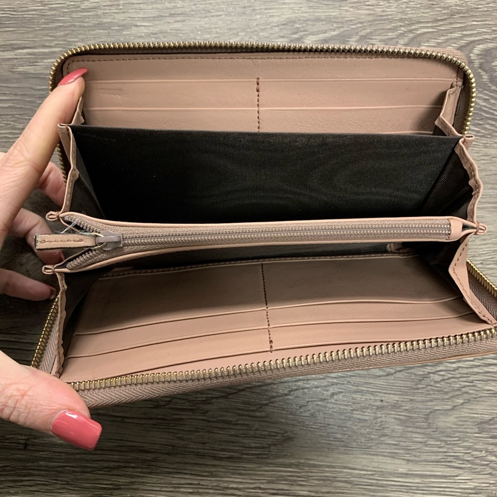 Gucci Blush/Pink Patent Leather Zip Wallet - Picture 6 of 7